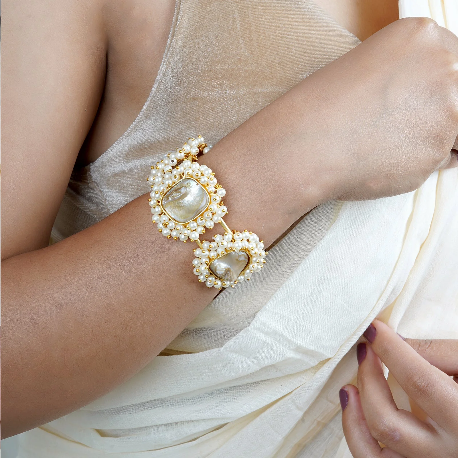 Aakhira gold and white bracelet - Image 2