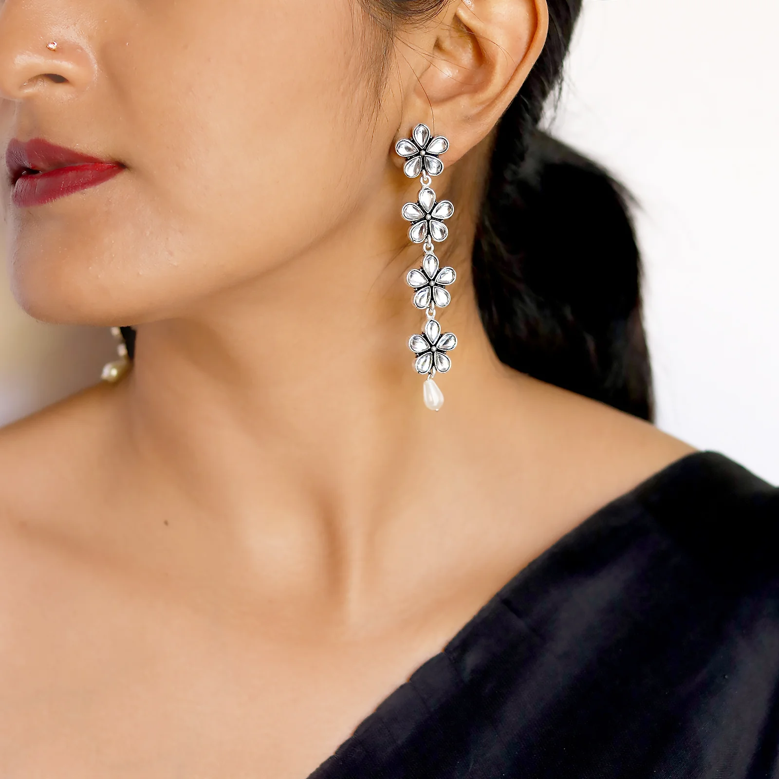 Aathavi Floral Polki Silver Oxidized Earrings - Image 2